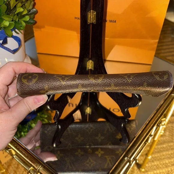 AUTHENTIC LOUIS VUITTON Vintage LV Monogram Sarah Wallet. - Picture 15 of 16